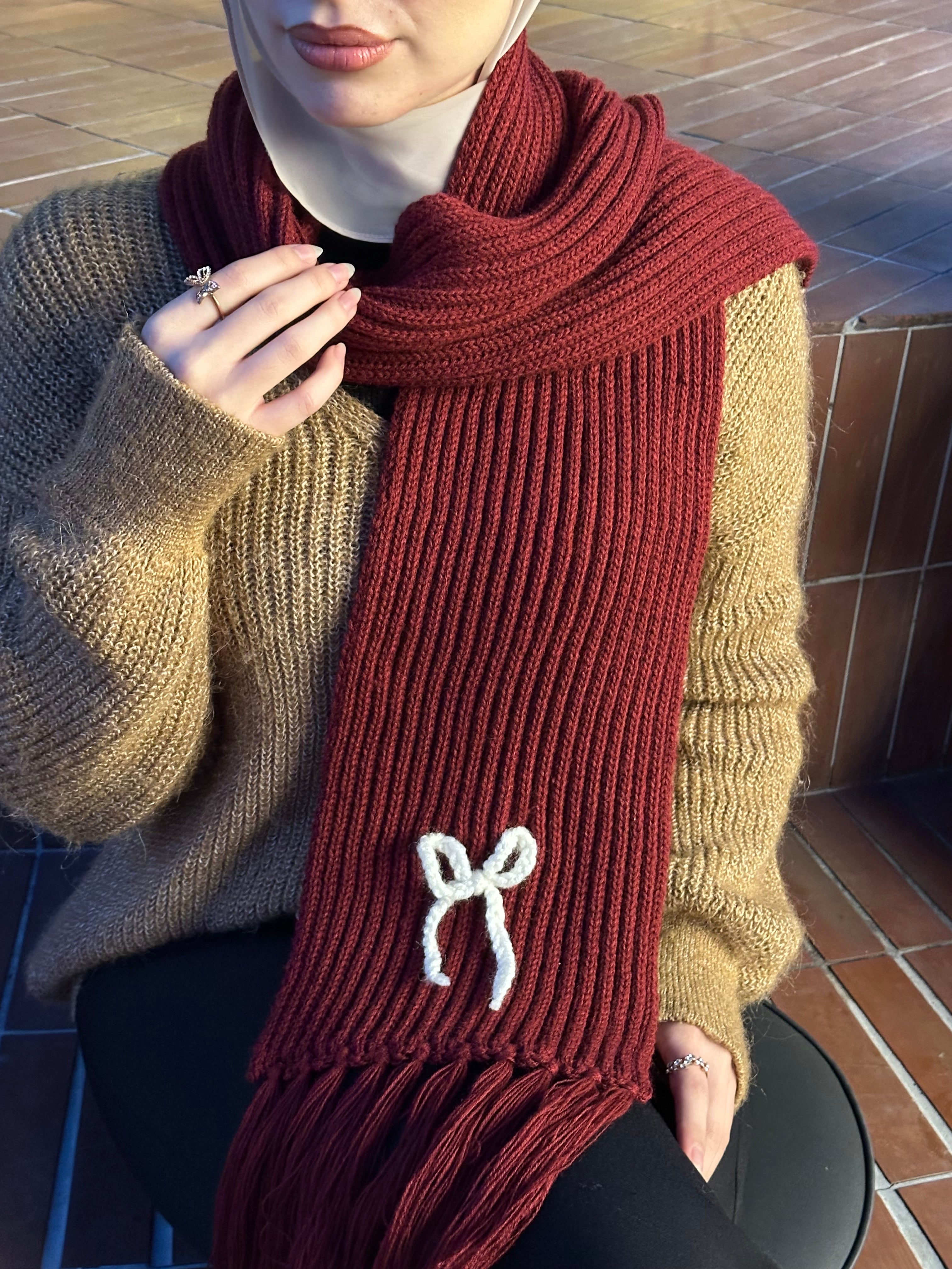 Mikasa Bordo El Örgüsü Atkı – Beyaz Düğümlü