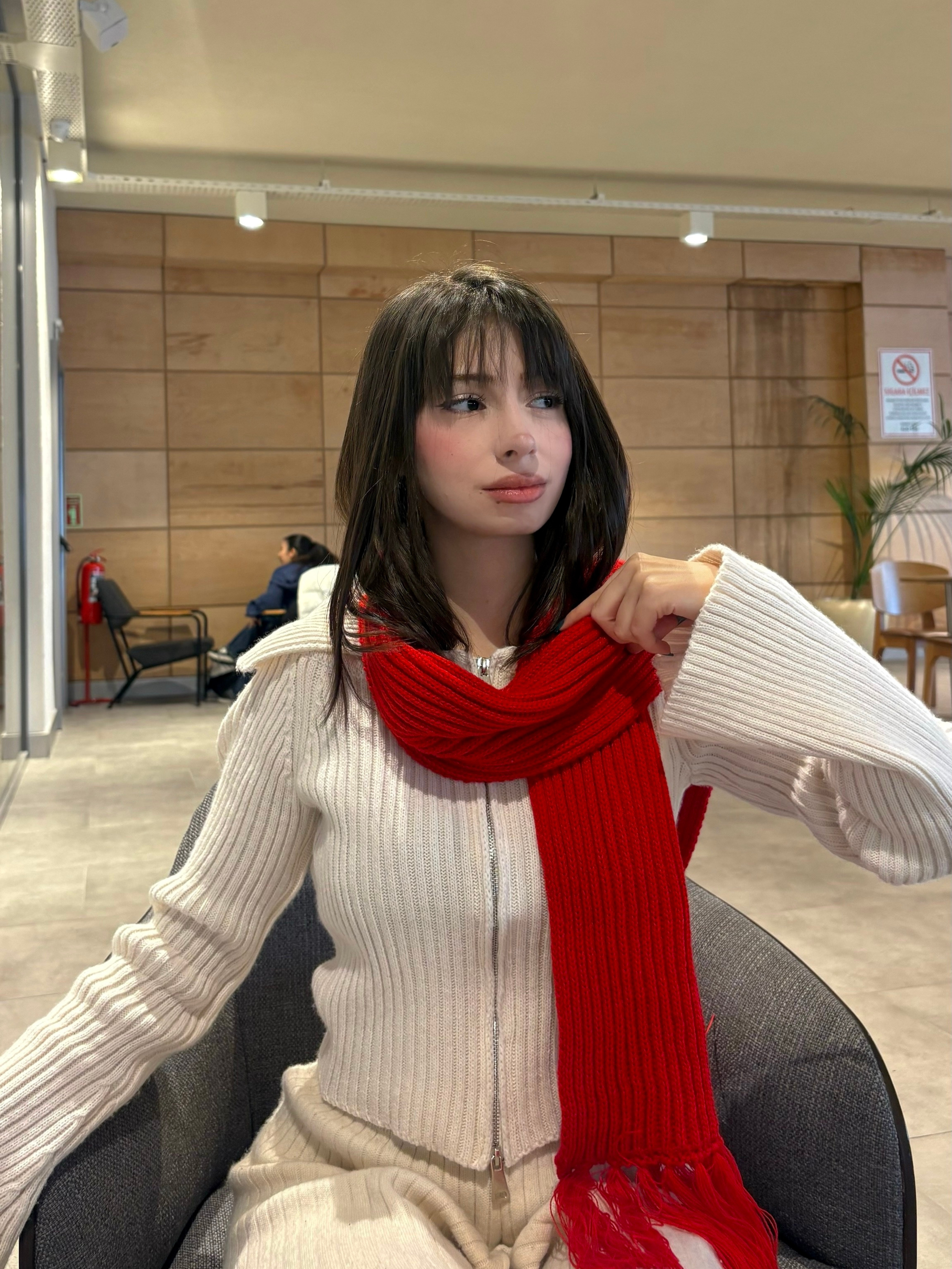 Mikasa Kırmızı El Örgüsü Atkı – Sade Model