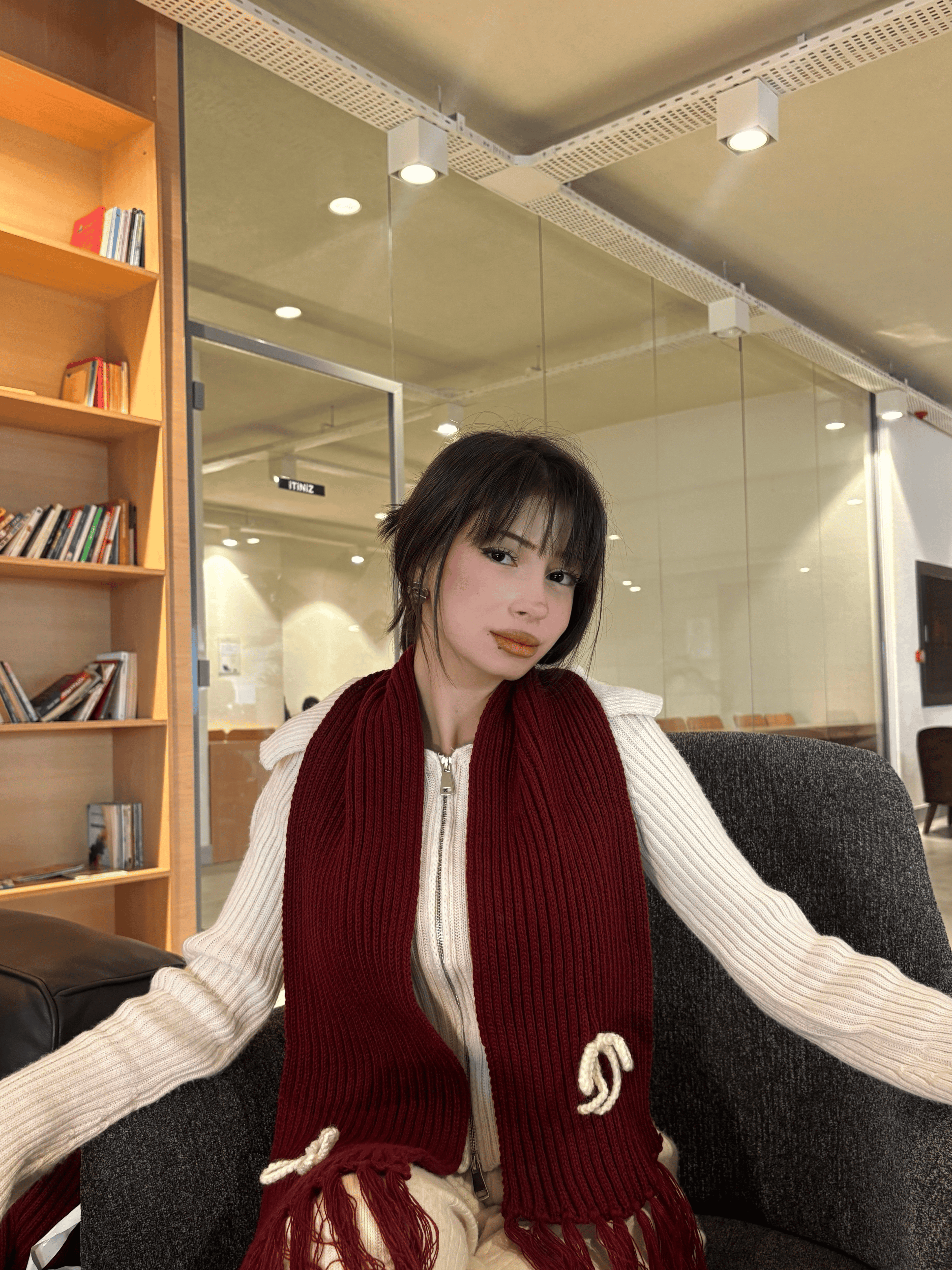 Mikasa Bordo El Örgüsü Atkı – Beyaz Düğümlü