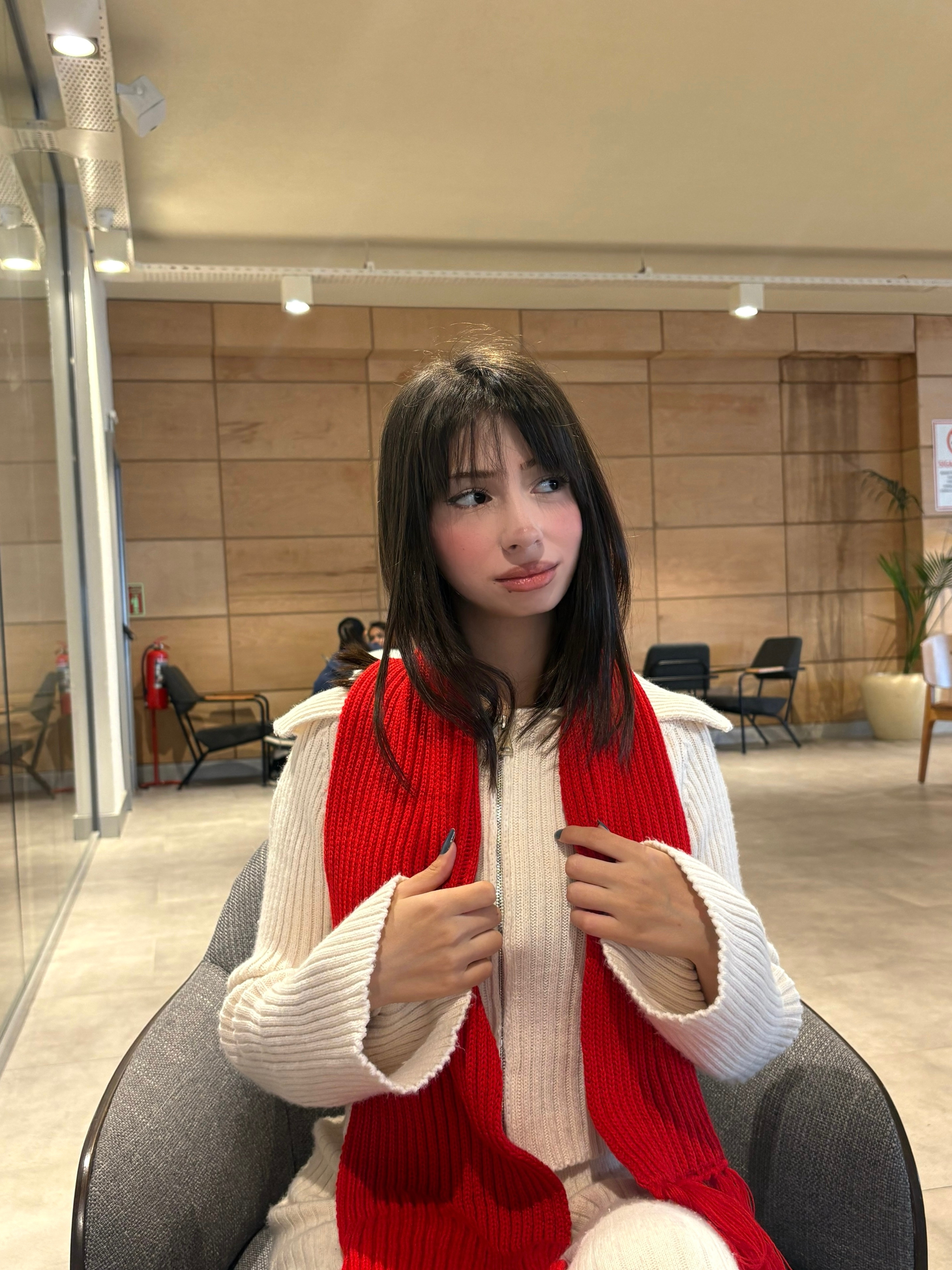 Mikasa Kırmızı El Örgüsü Atkı – Sade Model