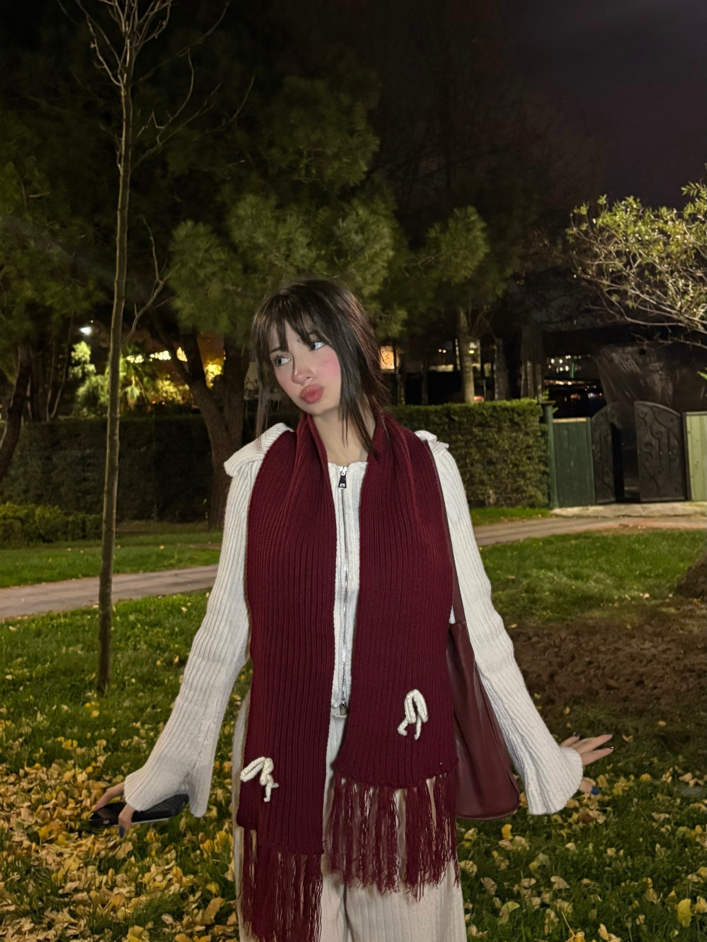 Mikasa Bordo El Örgüsü Atkı – Beyaz Düğümlü