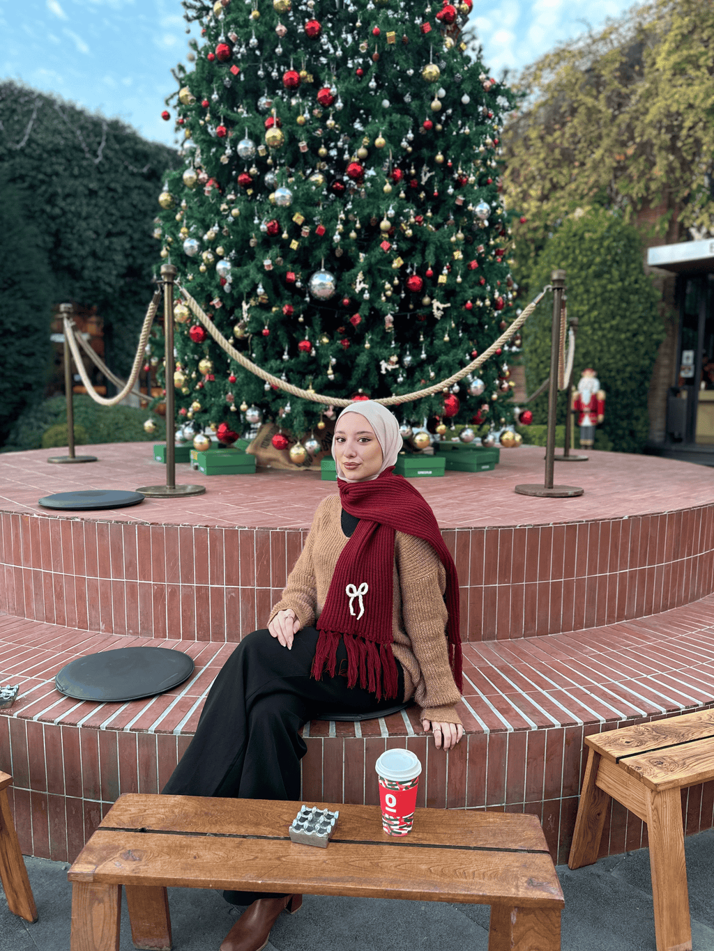 Mikasa Bordo El Örgüsü Atkı – Beyaz Düğümlü